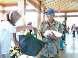 Bantul Salurkan Bansos Pangan: Atasi Kemiskinan Ekstrem, Kesejahteraan Warga?