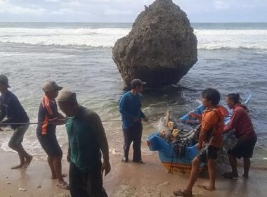 Nelayan Hilang Ditelan Ombak di Gunungkidul: Perahu Terbalik, Pencarian Dilakukan!
