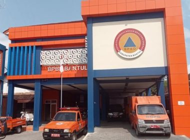 BPBD Bantul Siap Hadapi Banjir & Longsor: Distribusi Logistik ke Kelurahan!
