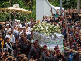 Haru! Warga Solo & Yogyakarta Antar Jenazah Pakubuwono XIII ke Imogiri