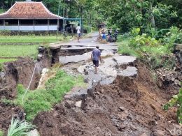 Jalan Amblas 17 Meter di Bantul Jadi Tontonan: Ada Apa di Kedungmiri?