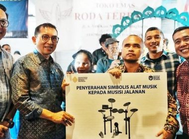 Kemenbud Beri Bantuan Alat Musik ke Musisi Jalanan Yogyakarta: Apa Dampaknya?